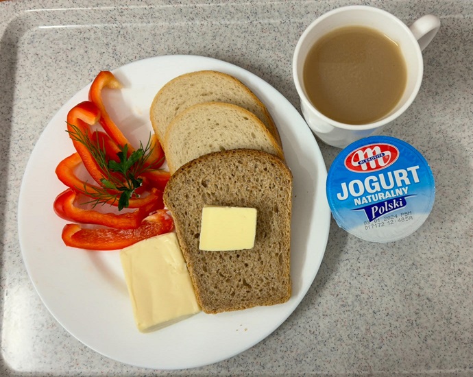 Na zdjęciu znajduje się Jogurt naturalny, Kawa zbożowa z mlekiem/p, Chleb mieszany pszenno-żytni, Chleb graham, Masło extra 82%, Ser topiony, Papryka świeża